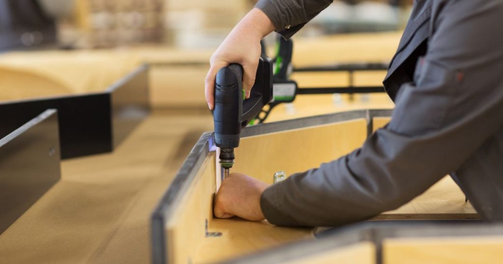 Como Montar Guarda-Roupa em Vitória da Conquista: 5 Passos e Dicas capa montador de moveis em Vitória da Conquista